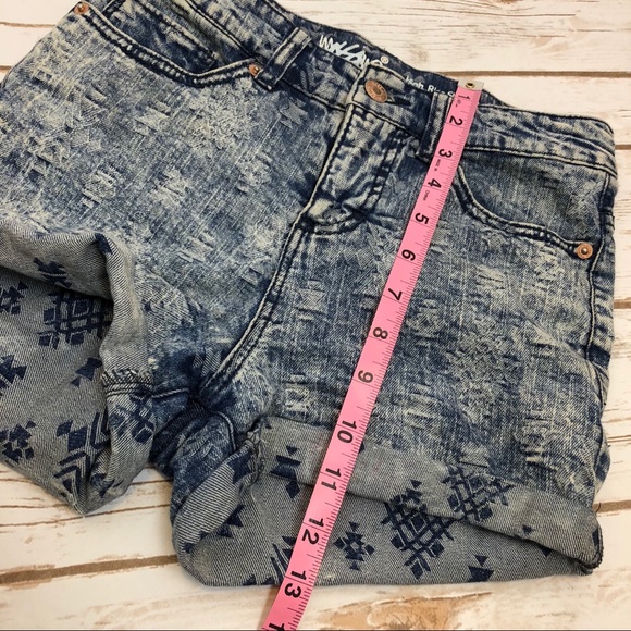 MOSSIMO AZTEC PRINT SHORTS! - Picture 5 of 5